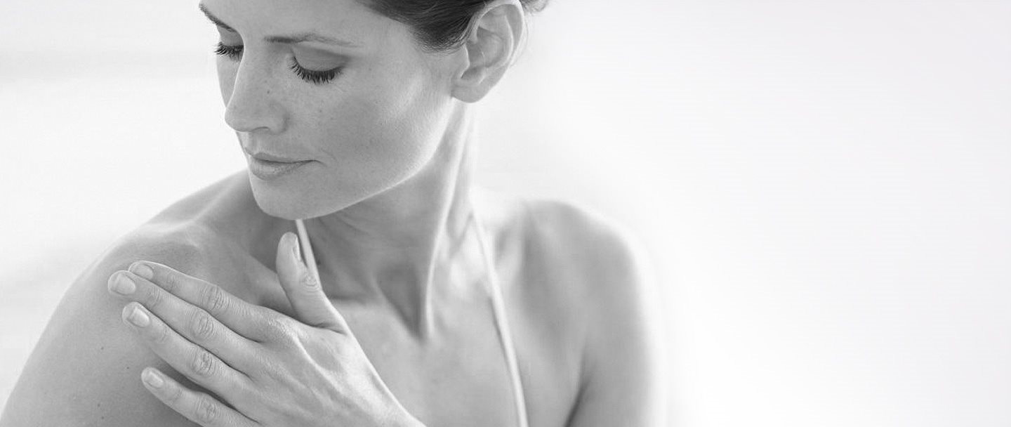 Femme regardant son épaule